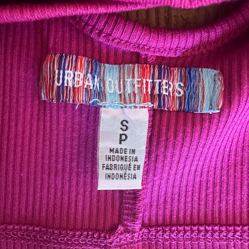 Urban Outfitters Magenta Pink Ribbed Crisscross Back V-Neck Crop Top Small - Picture 3 of 4